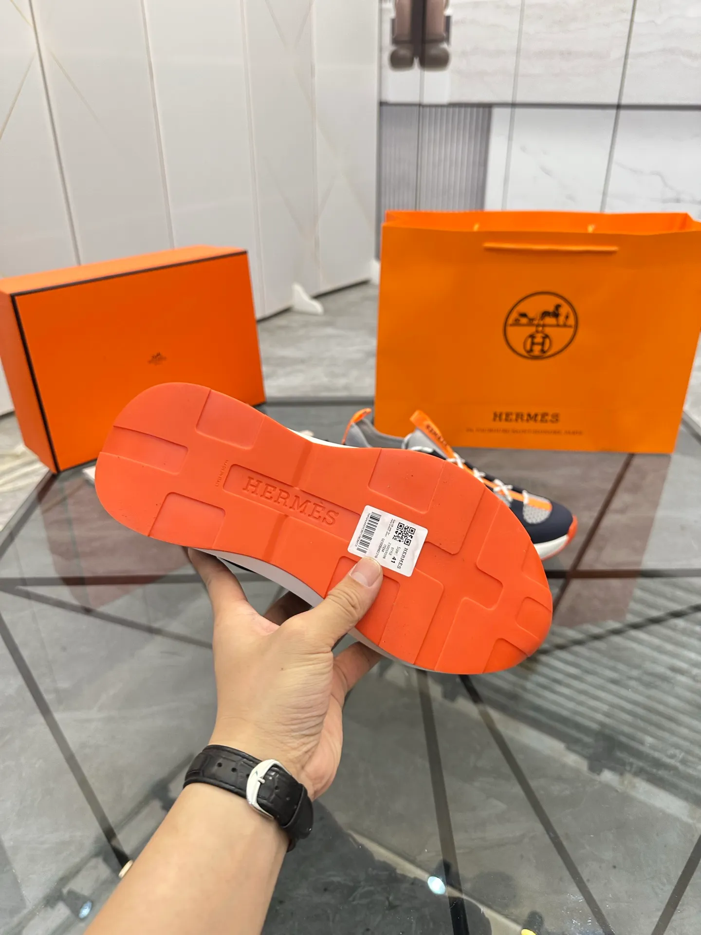Men's shoes for sale 💰: 💰P660¥ High-end top quality Product trademark: Hermes *"Hermès*" low-top casual shoes Regular size: 38-45 (can be customized to 46) Product materials: upper imported first-layer cowhide stitched with original fabric, original rubber sheet, breathable lining, cowhide foot pads, original outsole. No.: 001